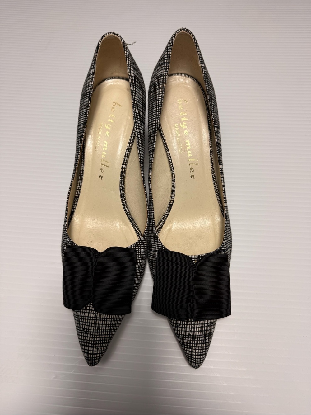 Bettye Muller Made in Italy Black & White Bow Pointed Toe Kitten Heel Pumps Sz 7